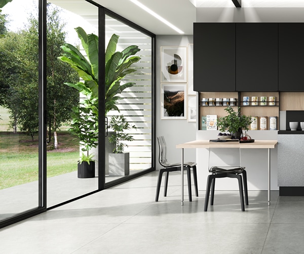 centro kitchen κουζίνα, design, μοντέρνα κουζίνα, glaze, σκούρα γκρι χρώμα, κρεμαστά και υψηλά ντουλάπια, τραπέζι στο χρώμα του ξύλου