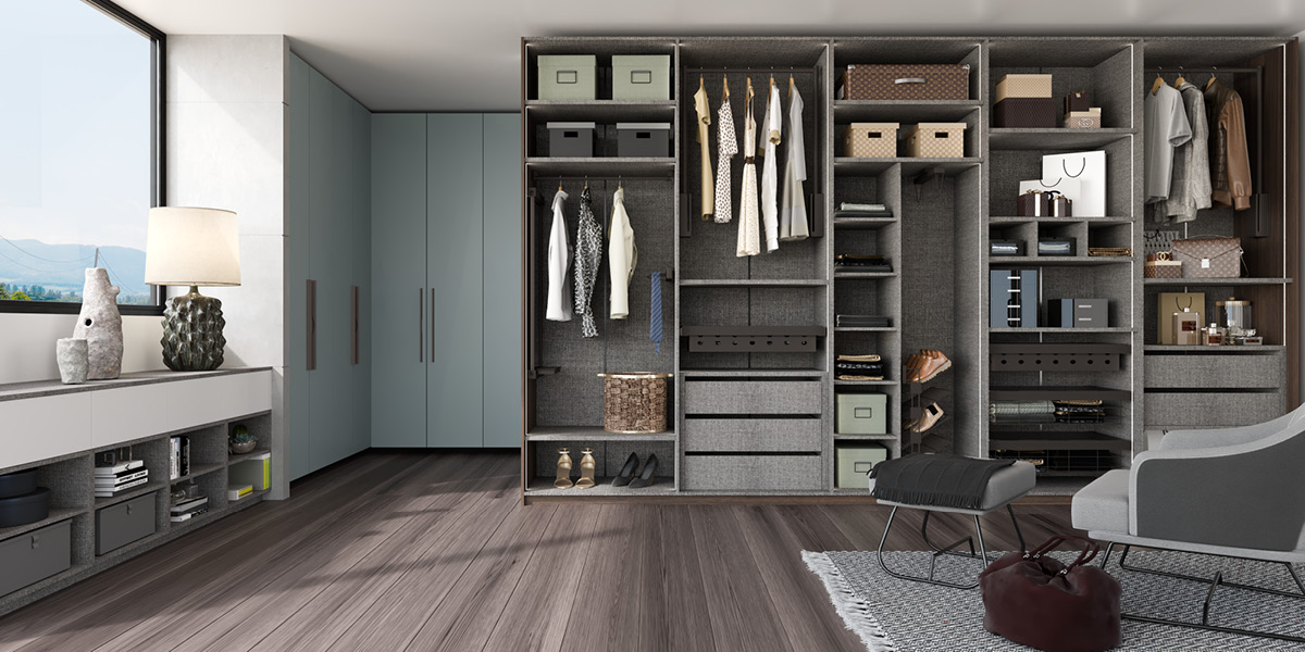 Εσωτερικός εξοπλισμός ντουλάπας με pull-outs, συρτάρια και ράβδους για άριστη οργάνωση